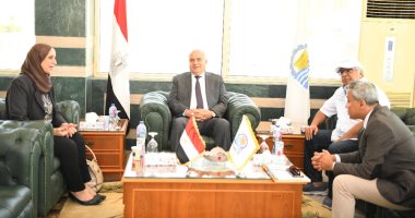 محافظ قنا يبحث جاهزية الصحة لمواجهة شلل الأطفال