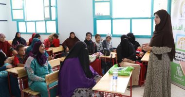 القومى للمرأة: استخراج 11949 كارت ميزة وعمل 2820 محفظة للسيدات.. صور