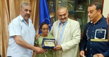 تكريم "وردشان زقزوق" سباحة دمياط الواعدة بعد فوزها بالعديد من البطولات.. صور