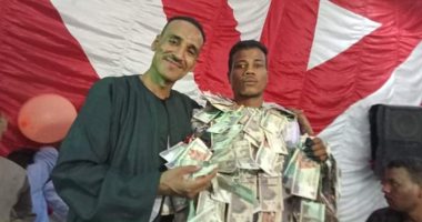 عُقد فلوس بـ"500 ألف جنيه" نقطة عريس بالأقصر.. العريس: أنا تاجر سمك وأحبابي من كل مكان فى مصر والنقطة عادتنا من سنين طويلة.. ووالده: إحنا ناس بسيطة وكل جنيه نقطة بيترد الضعف.. صور