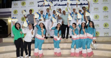 رئيس جامعة قناة السويس يهنئ فريق الفنون الشعبية بالجامعة الفائز بمهرجان إعداد القادة