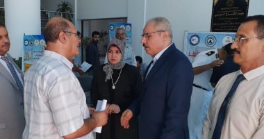 رئيس جامعة قناة السويس يتابع توافد الطلاب لسحب ملفات الجامعة الأهلية