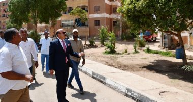 محافظ أسوان يتفقد حى الصداقة لتكثيف النظافة والتشجير.. صور