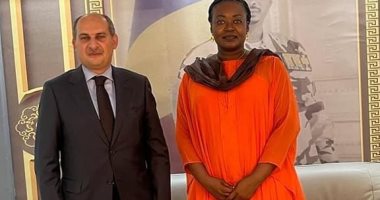 سفير مصر لدى إنجامينا يطلع وزيرة تشادية على التجربة المصرية بـ"حياة كريمة"