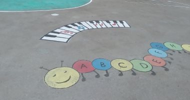 "أحمد" يحث الأطفال على السلوكيات الصحيحة برسومات على أسوار مدرسة ببورسعيد