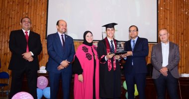 جامعة سوهاج تحتفل بتخريج الدفعة الأولى من برنامج الصيدلة الإكلينيكية.. صور