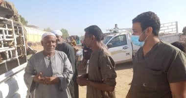 لجنة من بيطرى الأقصر تجرى فحص وتحصين المواشى فى سوق الحبيل الأسبوعى.. صور