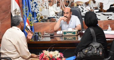 محافظ أسوان يستجيب لشكاوى 33 مواطنا خلال اللقاء الجماهيرى الأسبوعى
