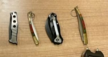 جمارك مطار القاهرة تضبط محاولتى تهريب عدد من الأسلحة البيضاء والكبسولات المخدرة