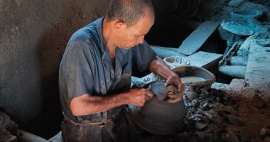 يا حلاوة الصناعات اليدوية.. "عبد الله" يدرس الطب ويهوى أعمال الفخار