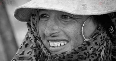 عيشها أبيض وأسود.. حياة البدو الرحل بعدسة اليوم السابع
