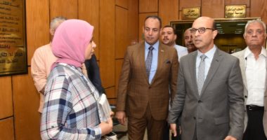 رئيس جامعة أسيوط يتفقد مركز تسويق الخدمات الجامعية.. صور