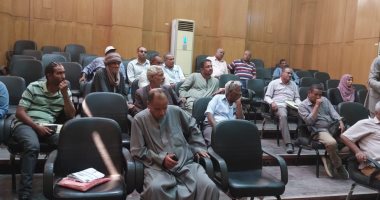رئيس مدينة إسنا يتلقى ويبحث مشكلات وشكاوى المواطنين فى اللقاء الأسبوعى.. صور