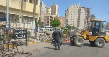 إعدام مخلفات إشغال الطريق أمام ديوان حى المنتزه أول بالإسكندرية.. صور