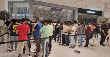 طوابير أمام متاجر أبل بالإمارات فى اليوم الأول لبيع iPhone 14 .. صور