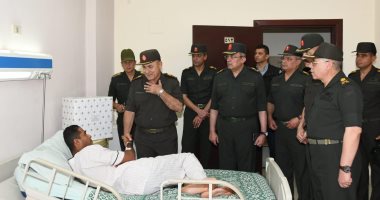 رئيس الأركان يزور مصابى العمليات الحربية بالمجمع الطبى للقوات المسلحة بكوبرى القبة