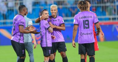 لاعب الهلال يهدر فرصة بطريقة غريبة أمام الوحدة فى الدوري السعودي.. فيديو