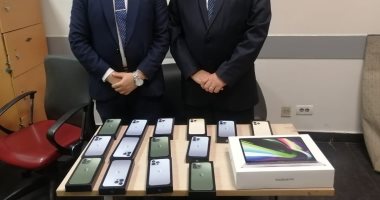 ضبط محاولة تهريب هواتف آيفون مع راكبة قادمة من الكويت بمطار القاهرة