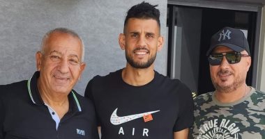 عماد الدين بوبكر يوقع على عقود انضمامه للمصري فى حضور كامل أبو علي