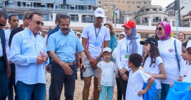 محافظ الإسكندرية يطلق مبادرة "تنظيف قاع الشواطئ من النفايات والمخلفات".. صور