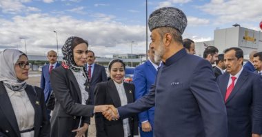 السلطان هيثم يصل بريطانيا لتقديم التعازي في وفاة الملكة إليزابيث.. صور