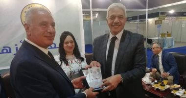 نائب رئيس جامعة الأزهر يشيد بمشروعات كلية الهندسة الزراعية بمعرض صحارى الدولى