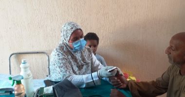 حياة كريمة.. توقيع الكشف والعلاج لـ 3353 مواطنا بالمجان فى أسوان "صور"