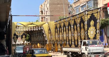 تجهيزات سرادق عزاء شقيق أحمد شيبة بعد دفن الجثمان بالإسكندرية.. صور