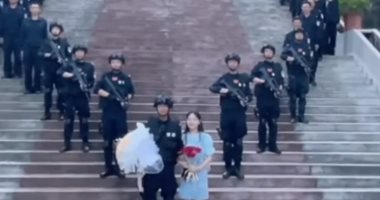 سأحميك مثل الوطن.. شرطى يطلب يد حبيبته محاطًا بزملائه المسلحين "فيديو وصور"