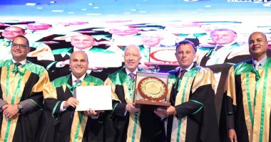 جامعة عين شمس تكرم وزير العدل ورئيسي "قضايا الدولة والنيابة الإدارية".. صور