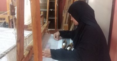 "زينة وجمال ومصدر رزق".. صفاء سيدة قنائية تعمل فى صناعة الشال على النول اليدوى منذ سنوات.. تعلمت المهنة بالنظر والممارسة وتبيع المنتج للسائحين.. وتؤكد: لا تتعارض مع الأعمال المنزلية.. صور