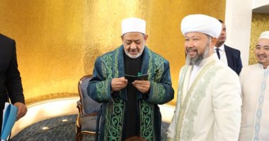 مفتى كازاخستان يهدى شيخ الأزهر زى "الشابان التقليدى" تقديرا لزيارته للبلاد.. صور