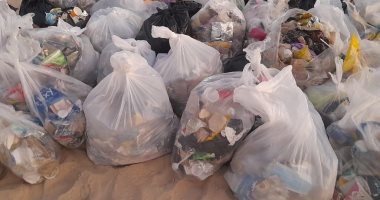 متطوعون ينفذون حملة لتنظيف شاطئ العريش