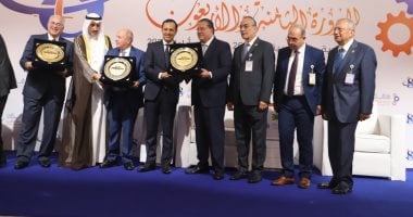 منظمة العمل العربية تكرم 29 من الرواد بالدورة 48 من مؤتمر العمل العربى.. صور