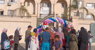انطلاق العام الدراسى بالمدارس الدولية واستقبال الطلاب بالبلالين.. فيديو وصور