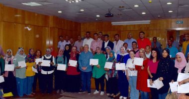 محافظ الأقصر يسلم شهادات تدريب "عقلية التحول الرقمي" للعاملين بالمحافظة.. صور