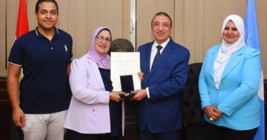 محافظ الإسكندرية يسلم الأم المثالية بالمحافظة وسام الكمال من الطبقة الثانية 