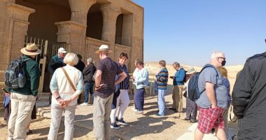 وفد سياحي إنجليزي يزور المناطق الأثرية والمعالم السياحية بالمنيا.. صور