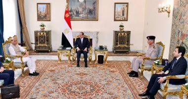 الرئيس السيسي يبحث مع وزير دفاع الهند تعزيز التعاون العسكرى والأمنى.. ويؤكد التطلع لتفعيل الشراكة بين البلدين الصديقين فى كافة المجالات.. "سينغ" يشيد بقيادة الرئيس السيسي الحاسمة فى مكافحة وقهر خطر الإرهاب