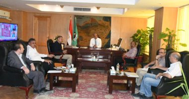 محافظ الفيوم يتابع موقف توصيل المرافق لمشروع التطوير العمراني بالحواتم