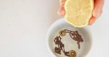 5 طرق مختلفة لتنظيف الإكسسوارات النحاس.. بالليمون والكاتشب