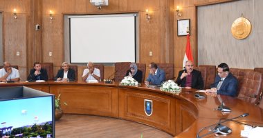 رئيس جامعة القناة يجتمع بأعضاء اللجنة المشكلة لإدارة ملف الجامعة الأهلية