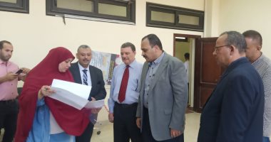 نائب رئيس جامعة بنها يتفقد إجراءات الكشف الطبي على الطلاب الجدد