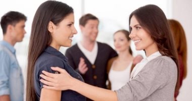 إتيكيت التعامل مع المواقف المحرجة سواء عند سقوطك فى الشارع أو نسيانك الأسماء