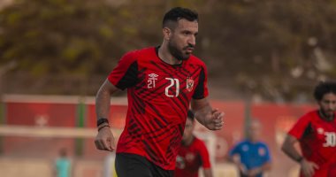 علي معلول يحتفل بمساهمته في 100 هدف مع النادي الأهلي