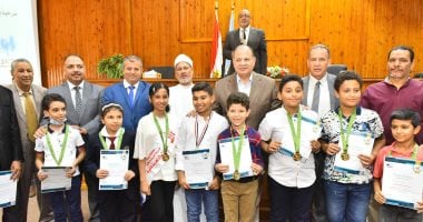 محافظ أسيوط يسلم الطلاب الفائزين شهادات وميداليات اجتياز المسابقات الدولية