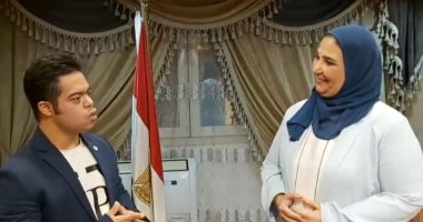 وزيرة التضامن تستقبل السباح محمد الحسينى لتهنئته بعبور المانش
