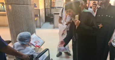 مطران أسوان وأعضاء الكنيسة يزورون مرضى الأورام لتقديم الدعم النفسى لهم