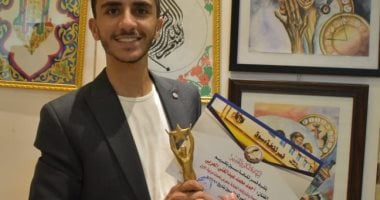 "أحمد" طالب بدرجة فنان بزغت موهبته وشارك بالعديد من المعارض والمسابقات.. صور