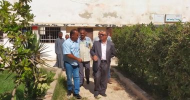 سكرتير محافظ الجيزة يتابع أعمال النظافة بمركز منشأة القناطر قبل بدء الدراسة